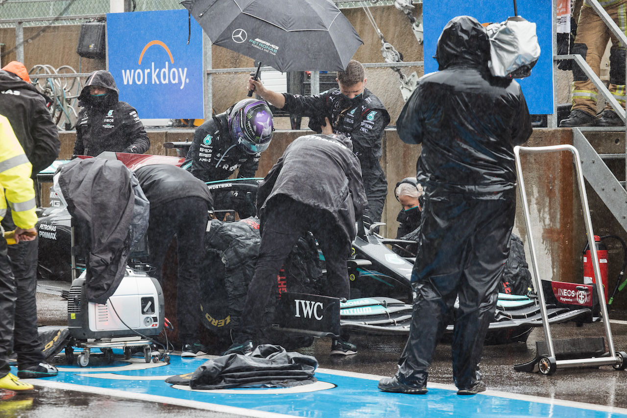 GP BELGIO, Lewis Hamilton (GBR) Mercedes AMG F1 W12 in the pits as the race is suspended.
29.08.2021. Formula 1 World Championship, Rd 12, Belgian Grand Prix, Spa Francorchamps, Belgium, Gara Day.
- www.xpbimages.com, EMail: requests@xpbimages.com © Copyright: Bearne / XPB Images