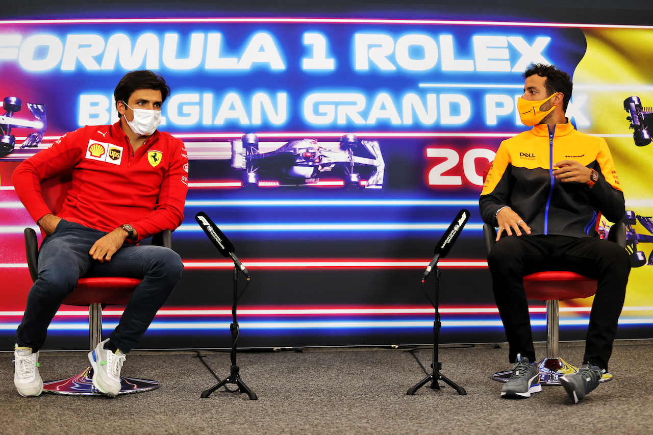 GP BELGIO, (L to R): Carlos Sainz Jr (ESP) Ferrari e Daniel Ricciardo (AUS) McLaren in the FIA Press Conference.
26.08.2021. Formula 1 World Championship, Rd 12, Belgian Grand Prix, Spa Francorchamps, Belgium, Preparation Day.
- www.xpbimages.com, EMail: requests@xpbimages.com © Copyright: Charniaux / XPB Images