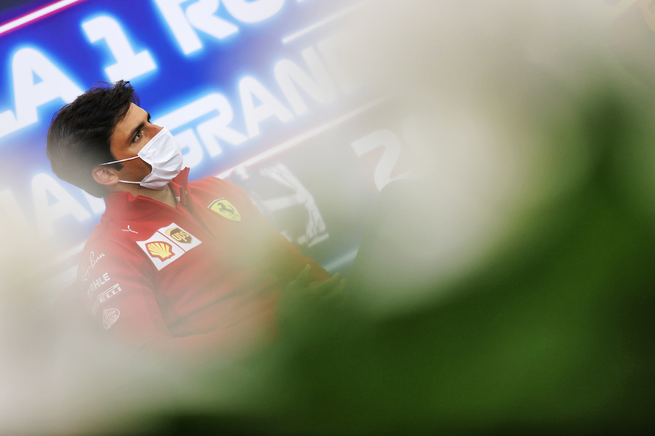 GP BELGIO, Carlos Sainz Jr (ESP) Ferrari in the FIA Press Conference.
26.08.2021. Formula 1 World Championship, Rd 12, Belgian Grand Prix, Spa Francorchamps, Belgium, Preparation Day.
- www.xpbimages.com, EMail: requests@xpbimages.com © Copyright: Charniaux / XPB Images
