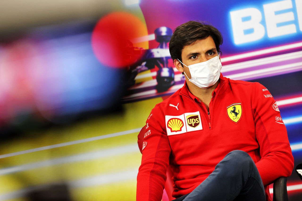 GP BELGIO, Carlos Sainz Jr (ESP) Ferrari in the FIA Press Conference.
26.08.2021. Formula 1 World Championship, Rd 12, Belgian Grand Prix, Spa Francorchamps, Belgium, Preparation Day.
- www.xpbimages.com, EMail: requests@xpbimages.com © Copyright: Charniaux / XPB Images