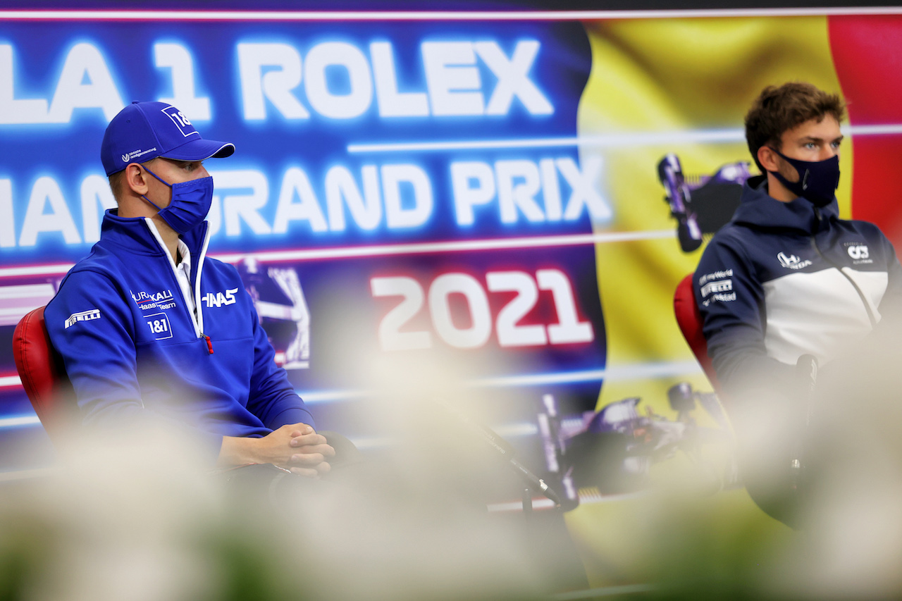 GP BELGIO, (L to R): Mick Schumacher (GER) Haas F1 Team e Pierre Gasly (FRA) AlphaTauri in the FIA Press Conference.
26.08.2021. Formula 1 World Championship, Rd 12, Belgian Grand Prix, Spa Francorchamps, Belgium, Preparation Day.
- www.xpbimages.com, EMail: requests@xpbimages.com © Copyright: Charniaux / XPB Images