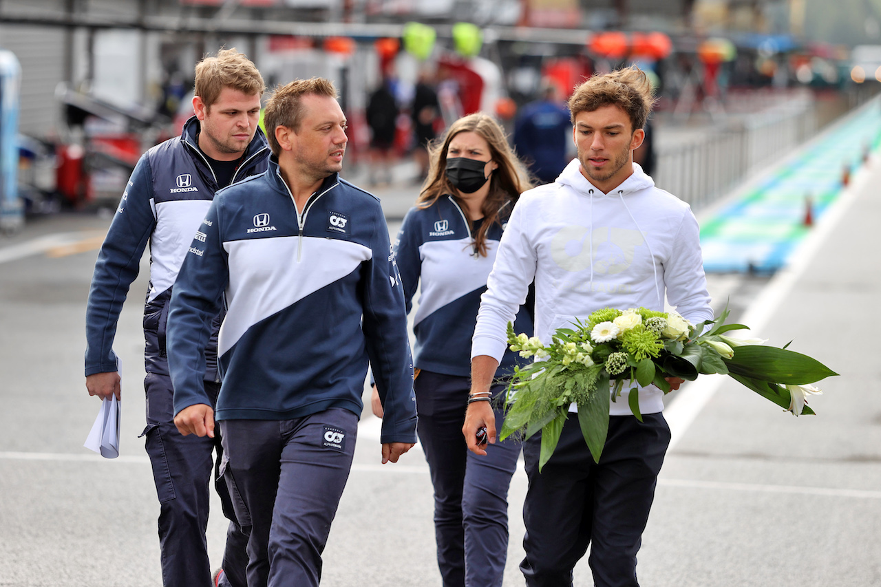 GP BELGIO, Pierre Gasly (FRA) AlphaTauri walks the circuit with the team.
26.08.2021. Formula 1 World Championship, Rd 12, Belgian Grand Prix, Spa Francorchamps, Belgium, Preparation Day.
- www.xpbimages.com, EMail: requests@xpbimages.com © Copyright: Moy / XPB Images