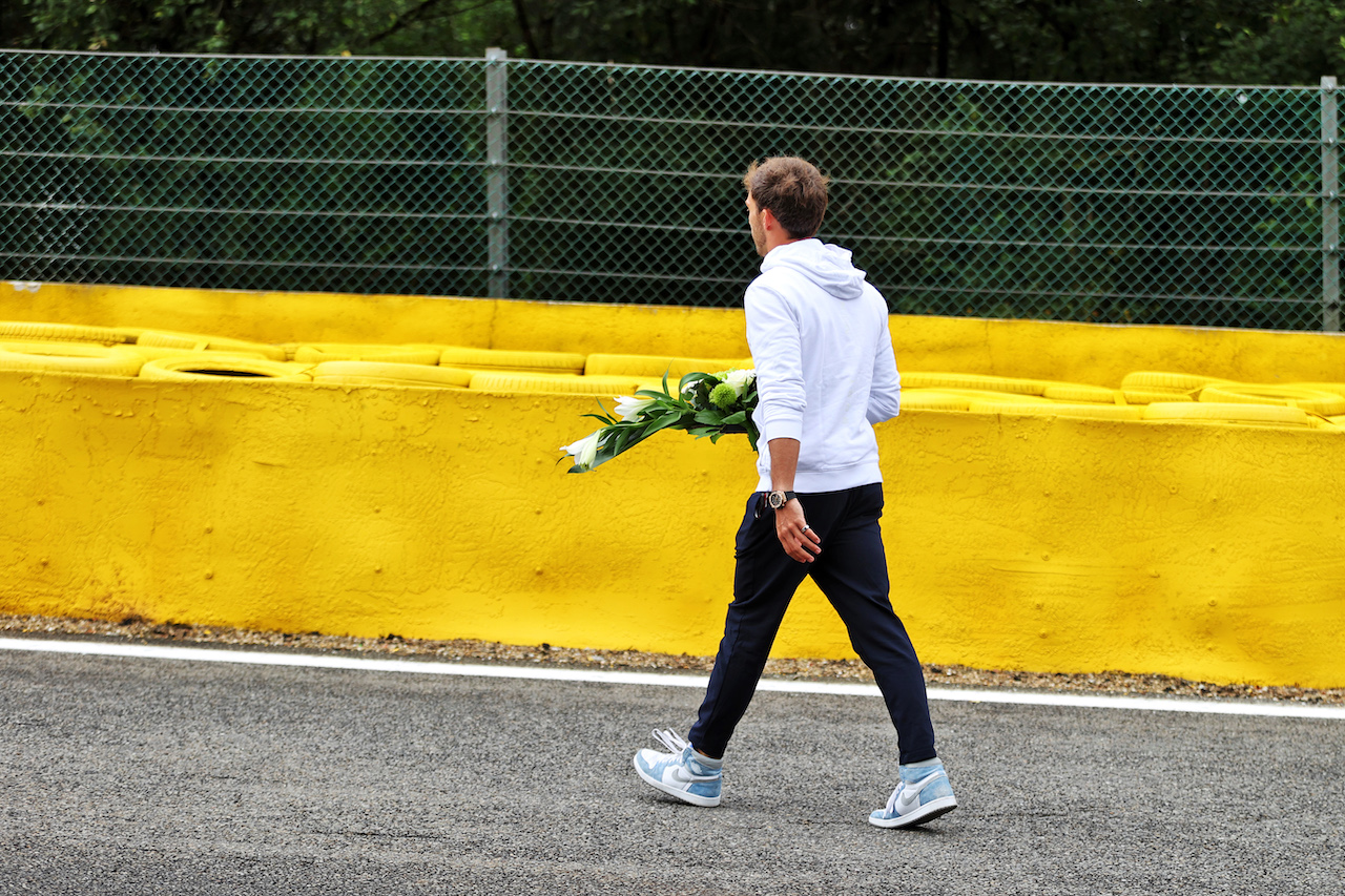 GP BELGIO, Pierre Gasly (FRA) AlphaTauri pays his respects to Anthoine Hubert.
26.08.2021. Formula 1 World Championship, Rd 12, Belgian Grand Prix, Spa Francorchamps, Belgium, Preparation Day.
- www.xpbimages.com, EMail: requests@xpbimages.com © Copyright: Moy / XPB Images