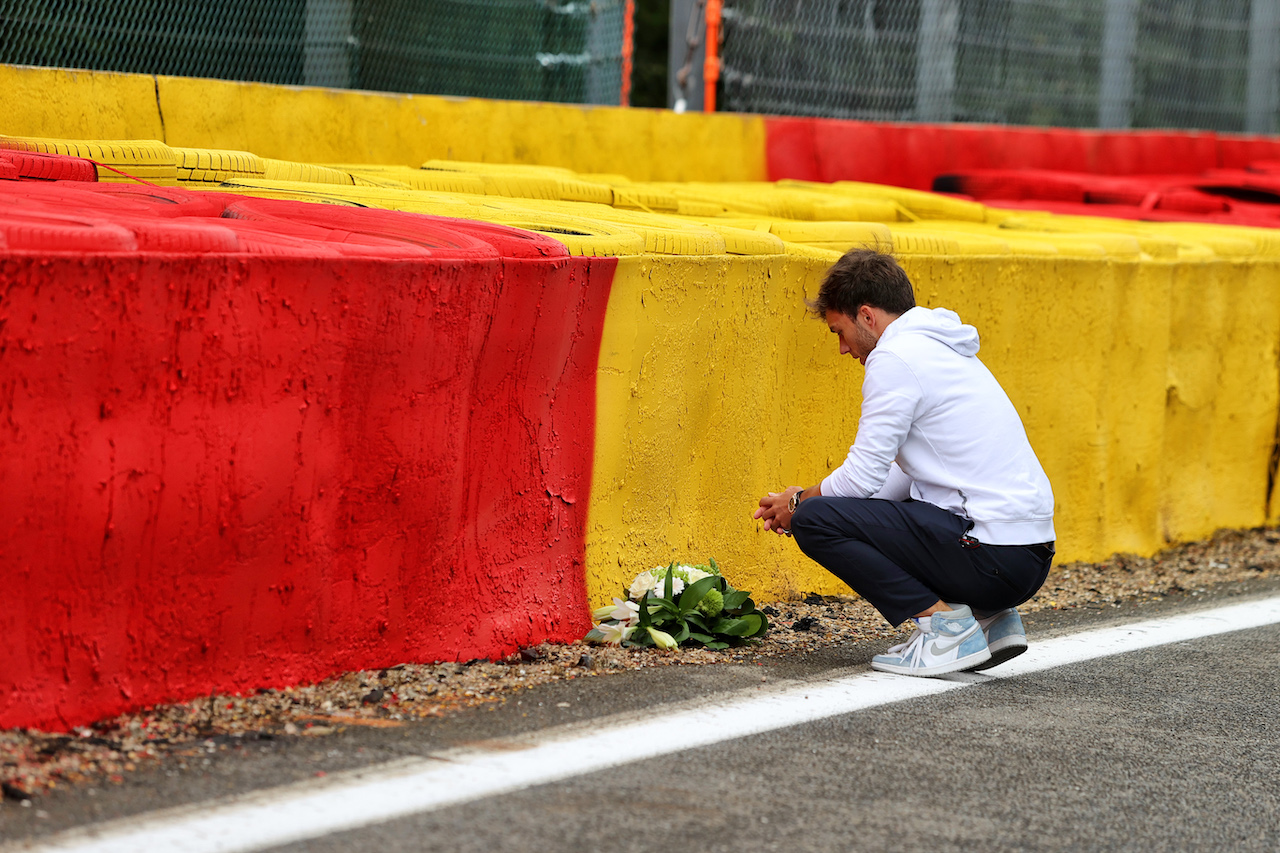 GP BELGIO, Pierre Gasly (FRA) AlphaTauri pays his respects to Anthoine Hubert.
26.08.2021. Formula 1 World Championship, Rd 12, Belgian Grand Prix, Spa Francorchamps, Belgium, Preparation Day.
- www.xpbimages.com, EMail: requests@xpbimages.com © Copyright: Moy / XPB Images