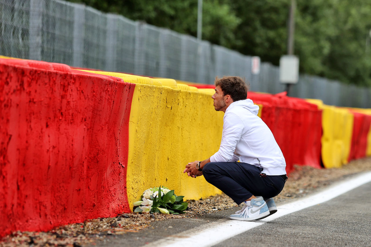 GP BELGIO, Pierre Gasly (FRA) AlphaTauri pays his respects to Anthoine Hubert.
26.08.2021. Formula 1 World Championship, Rd 12, Belgian Grand Prix, Spa Francorchamps, Belgium, Preparation Day.
- www.xpbimages.com, EMail: requests@xpbimages.com © Copyright: Moy / XPB Images