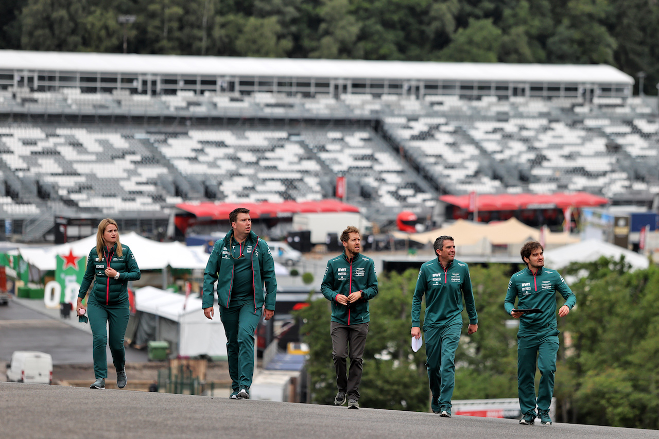 GP BELGIO, Sebastian Vettel (GER) Aston Martin F1 Team walks the circuit with the team.
26.08.2021. Formula 1 World Championship, Rd 12, Belgian Grand Prix, Spa Francorchamps, Belgium, Preparation Day.
- www.xpbimages.com, EMail: requests@xpbimages.com © Copyright: Moy / XPB Images