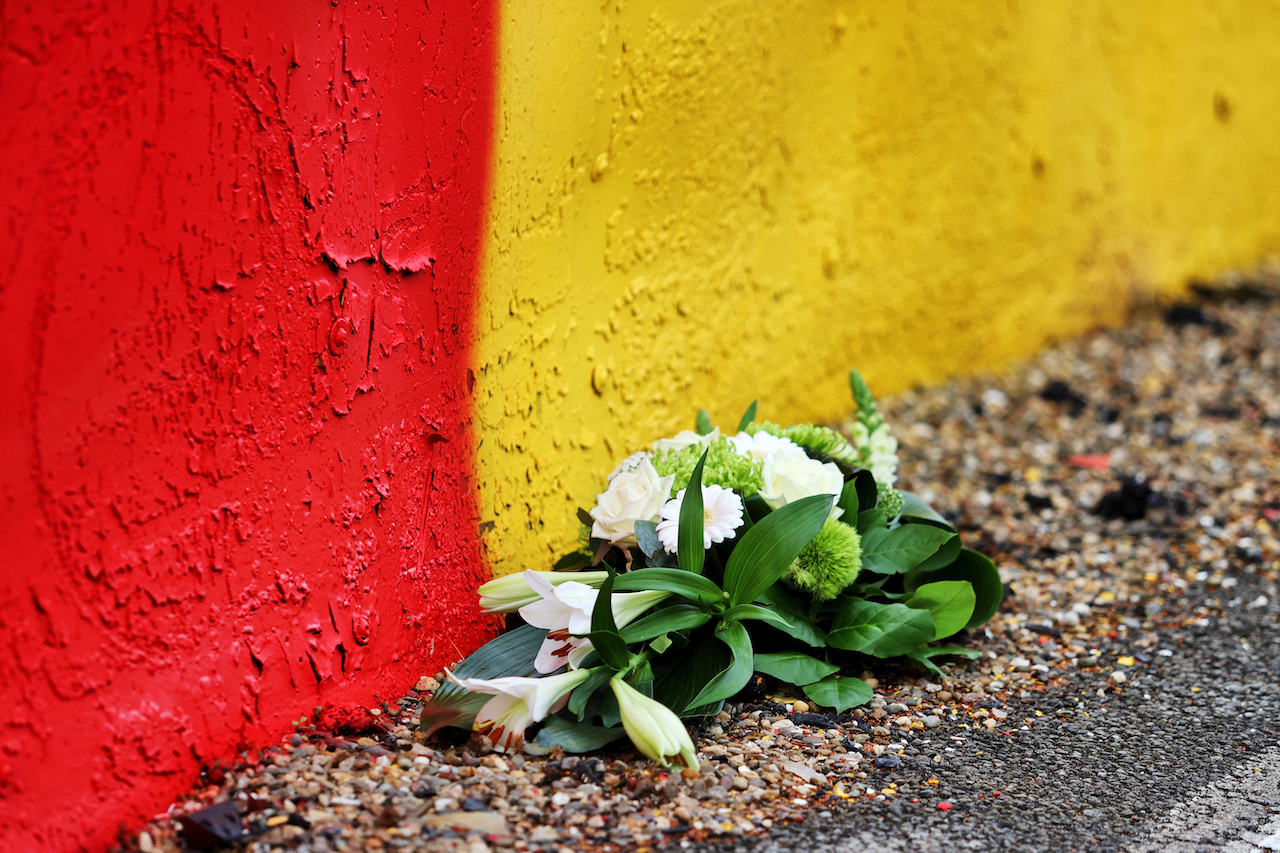 GP BELGIO, Pierre Gasly (FRA) AlphaTauri pays his respects to Anthoine Hubert.
26.08.2021. Formula 1 World Championship, Rd 12, Belgian Grand Prix, Spa Francorchamps, Belgium, Preparation Day.
- www.xpbimages.com, EMail: requests@xpbimages.com © Copyright: Moy / XPB Images