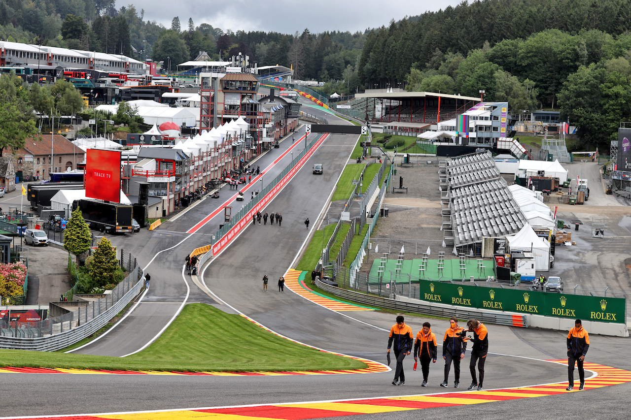 GP BELGIO, Lando Norris (GBR) McLaren walks the circuit with the team.
26.08.2021. Formula 1 World Championship, Rd 12, Belgian Grand Prix, Spa Francorchamps, Belgium, Preparation Day.
- www.xpbimages.com, EMail: requests@xpbimages.com © Copyright: Moy / XPB Images