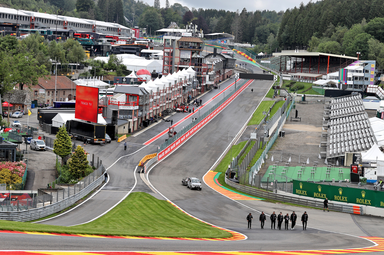 GP BELGIO, Esteban Ocon (FRA) Alpine F1 Team walks the circuit with the team.
26.08.2021. Formula 1 World Championship, Rd 12, Belgian Grand Prix, Spa Francorchamps, Belgium, Preparation Day.
- www.xpbimages.com, EMail: requests@xpbimages.com © Copyright: Moy / XPB Images