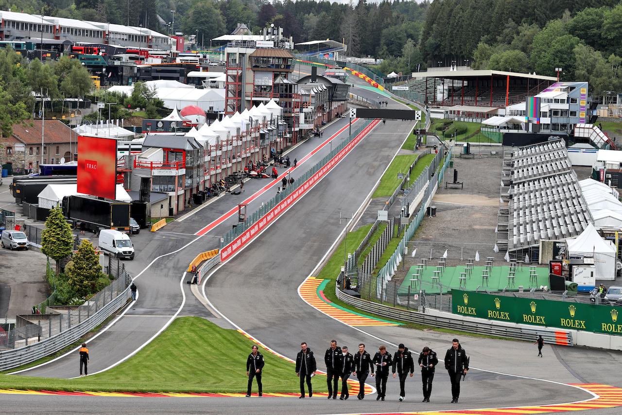 GP BELGIO, Esteban Ocon (FRA) Alpine F1 Team walks the circuit with the team.
26.08.2021. Formula 1 World Championship, Rd 12, Belgian Grand Prix, Spa Francorchamps, Belgium, Preparation Day.
- www.xpbimages.com, EMail: requests@xpbimages.com © Copyright: Moy / XPB Images