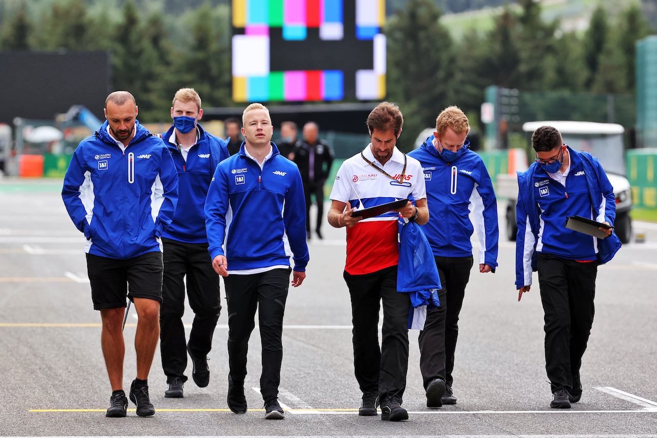 GP BELGIO, Nikita Mazepin (RUS) Haas F1 Team walks the circuit with the team.
26.08.2021. Formula 1 World Championship, Rd 12, Belgian Grand Prix, Spa Francorchamps, Belgium, Preparation Day.
- www.xpbimages.com, EMail: requests@xpbimages.com © Copyright: Batchelor / XPB Images