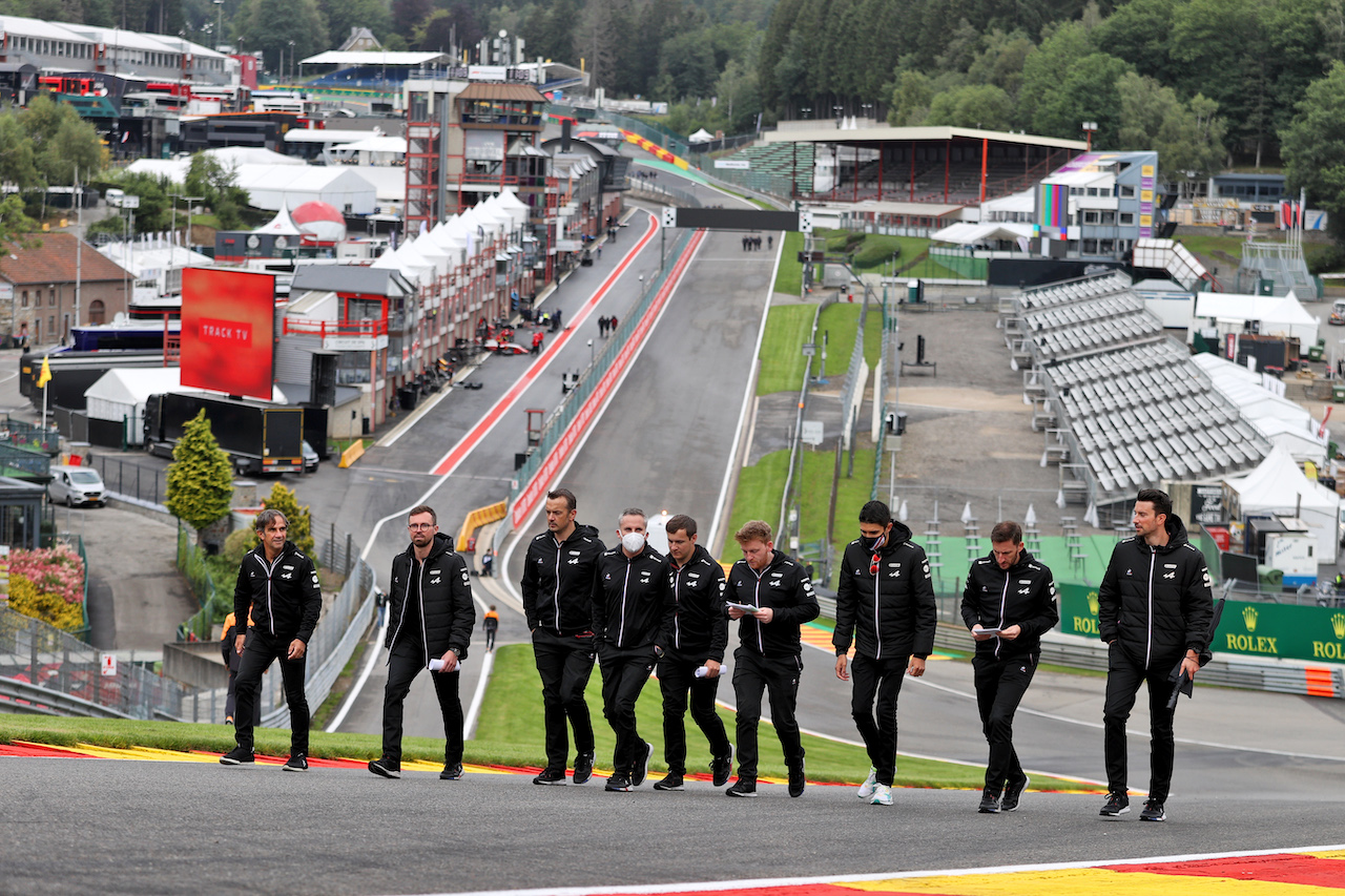 GP BELGIO, Esteban Ocon (FRA) Alpine F1 Team walks the circuit with the team.
26.08.2021. Formula 1 World Championship, Rd 12, Belgian Grand Prix, Spa Francorchamps, Belgium, Preparation Day.
- www.xpbimages.com, EMail: requests@xpbimages.com © Copyright: Moy / XPB Images