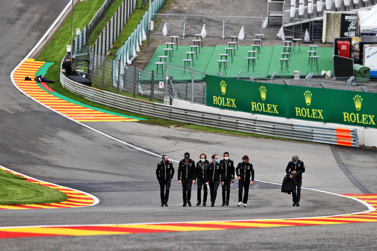GP BELGIO, Fernando Alonso (ESP) Alpine F1 Team walks the circuit with the team.
26.08.2021. Formula 1 World Championship, Rd 12, Belgian Grand Prix, Spa Francorchamps, Belgium, Preparation Day.
- www.xpbimages.com, EMail: requests@xpbimages.com © Copyright: Moy / XPB Images