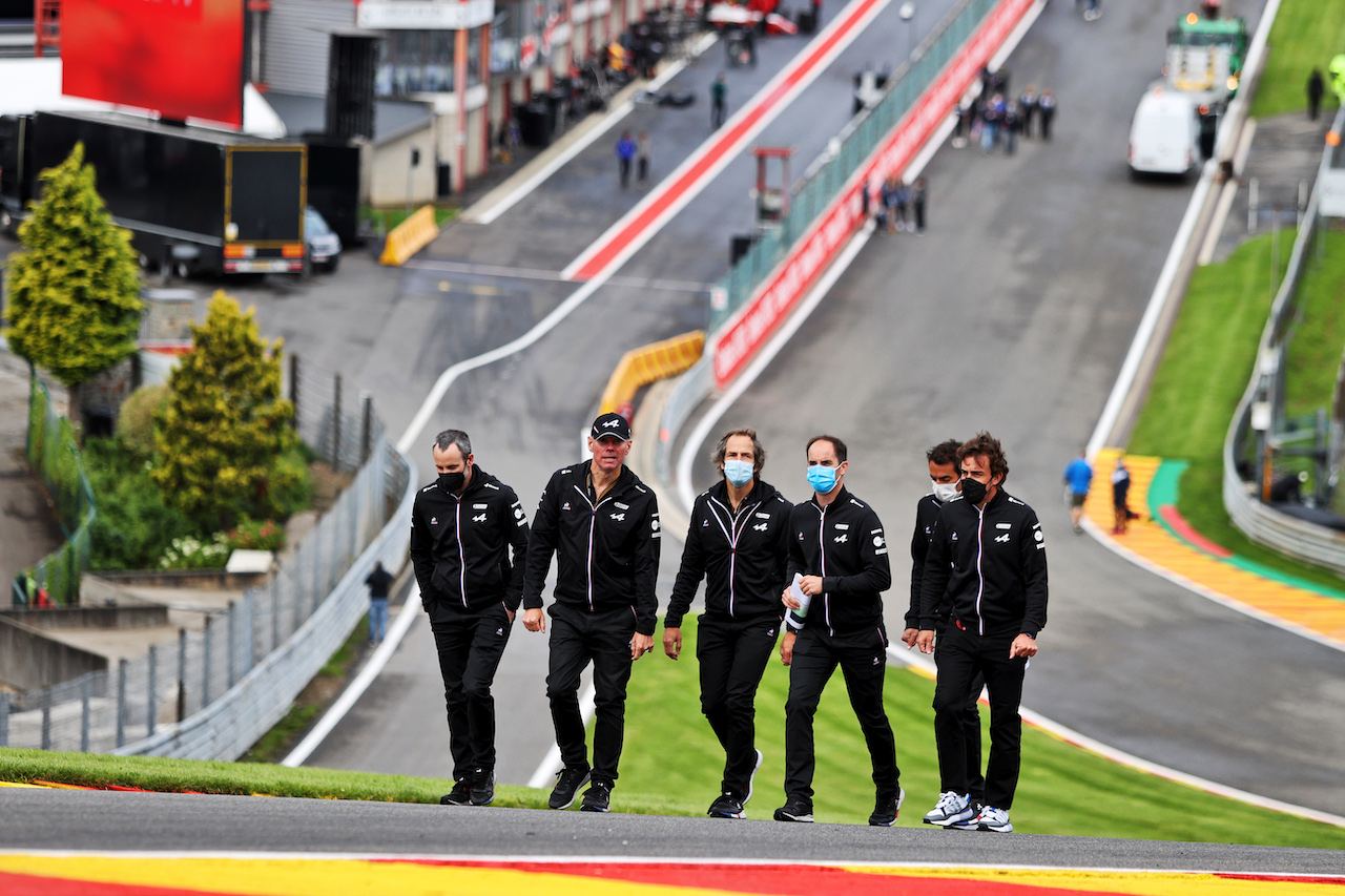 GP BELGIO, Fernando Alonso (ESP) Alpine F1 Team walks the circuit with the team.
26.08.2021. Formula 1 World Championship, Rd 12, Belgian Grand Prix, Spa Francorchamps, Belgium, Preparation Day.
- www.xpbimages.com, EMail: requests@xpbimages.com © Copyright: Moy / XPB Images