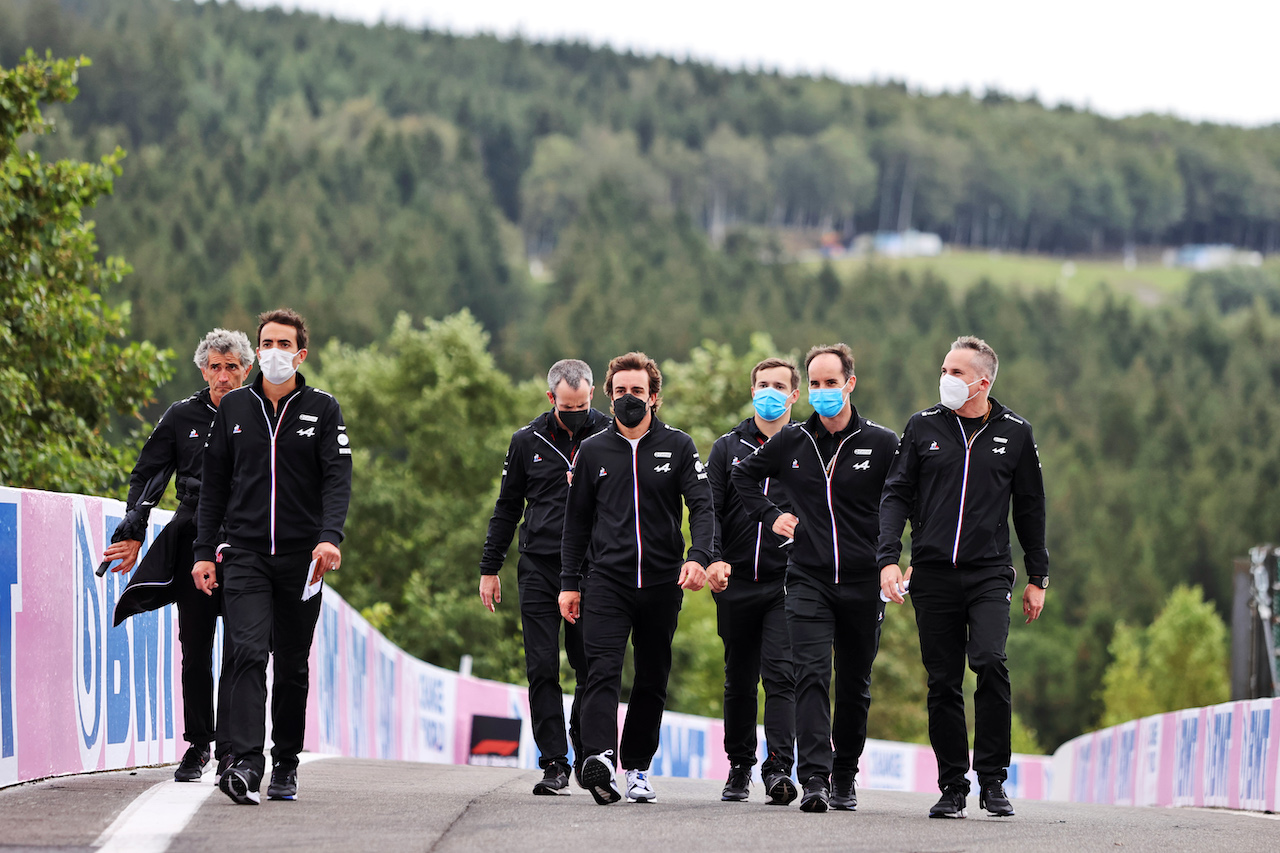 GP BELGIO, Fernando Alonso (ESP) Alpine F1 Team walks the circuit with the team.
26.08.2021. Formula 1 World Championship, Rd 12, Belgian Grand Prix, Spa Francorchamps, Belgium, Preparation Day.
- www.xpbimages.com, EMail: requests@xpbimages.com © Copyright: Moy / XPB Images