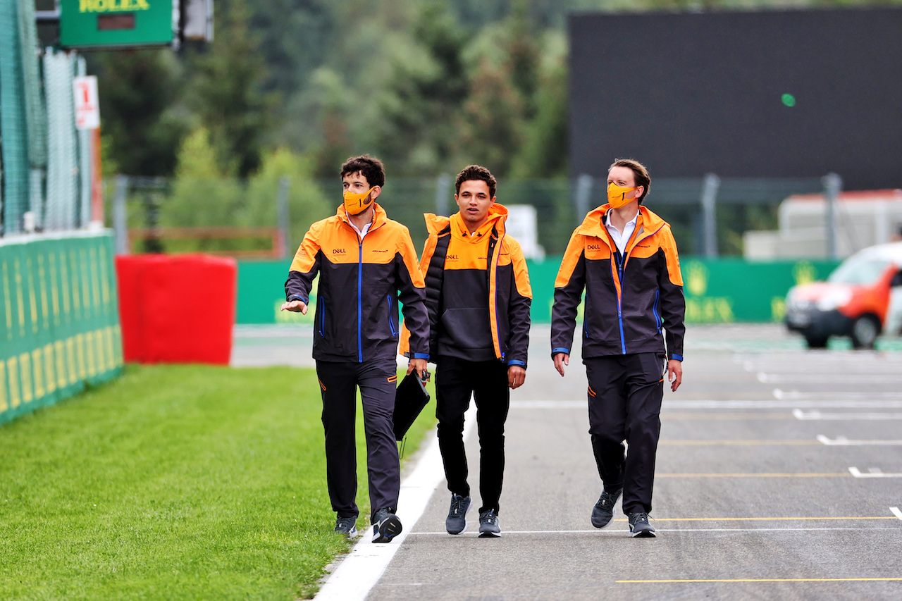 GP BELGIO, Lando Norris (GBR) McLaren walks the circuit with the team.
26.08.2021. Formula 1 World Championship, Rd 12, Belgian Grand Prix, Spa Francorchamps, Belgium, Preparation Day.
- www.xpbimages.com, EMail: requests@xpbimages.com © Copyright: Batchelor / XPB Images