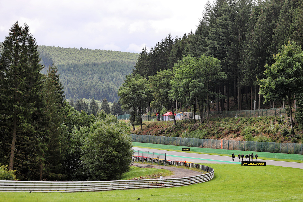 GP BELGIO, Fernando Alonso (ESP) Alpine F1 Team walks the circuit with the team.
26.08.2021. Formula 1 World Championship, Rd 12, Belgian Grand Prix, Spa Francorchamps, Belgium, Preparation Day.
- www.xpbimages.com, EMail: requests@xpbimages.com © Copyright: Moy / XPB Images
