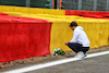 GP BELGIO, Pierre Gasly (FRA) AlphaTauri pays his respects to Anthoine Hubert.
26.08.2021. Formula 1 World Championship, Rd 12, Belgian Grand Prix, Spa Francorchamps, Belgium, Preparation Day.
- www.xpbimages.com, EMail: requests@xpbimages.com © Copyright: Moy / XPB Images