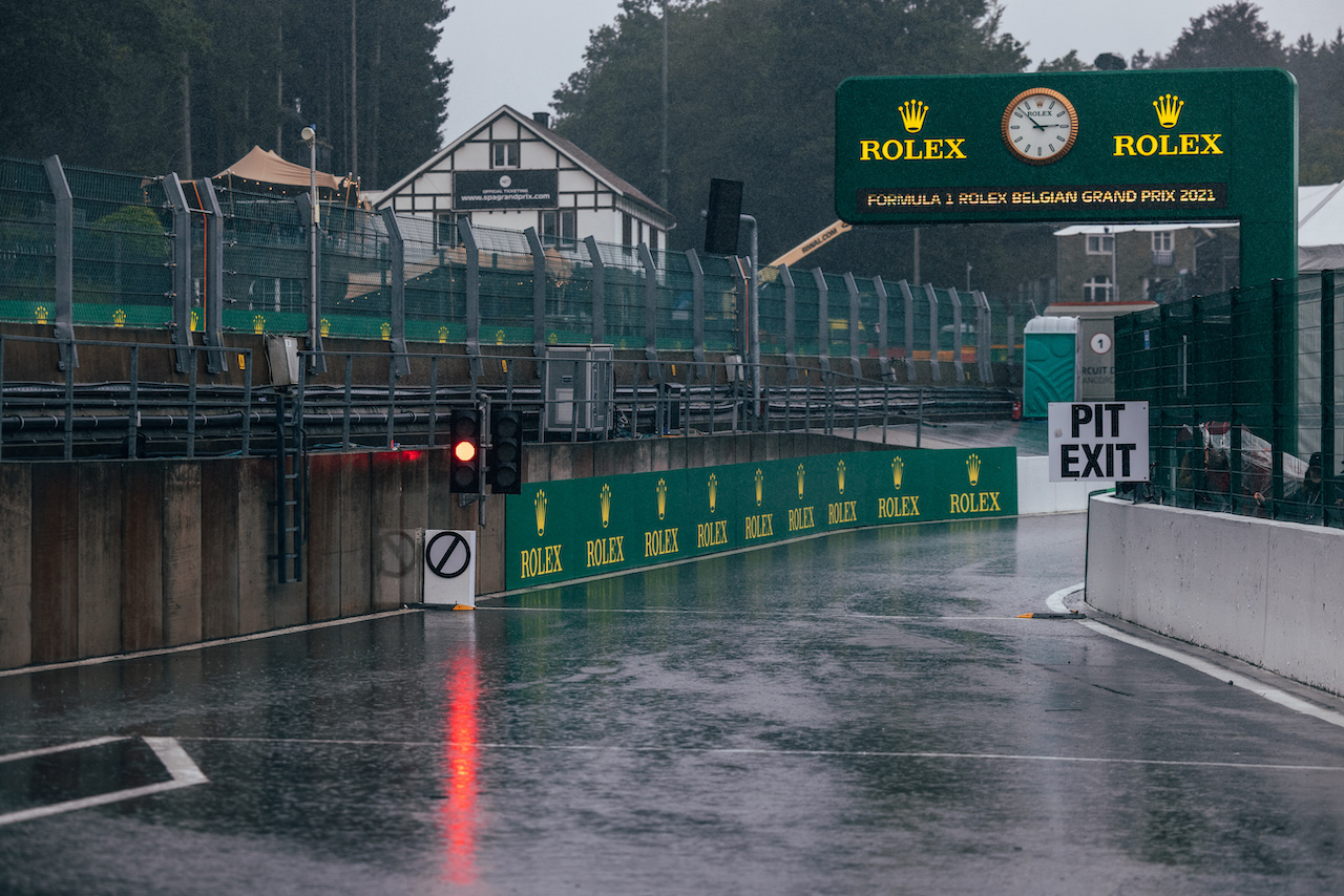 GP BELGIO, Circuit Atmosfera - a wet pit lane exit as qualifying approaches.
28.08.2021. Formula 1 World Championship, Rd 12, Belgian Grand Prix, Spa Francorchamps, Belgium, Qualifiche Day.
- www.xpbimages.com, EMail: requests@xpbimages.com © Copyright: Bearne / XPB Images