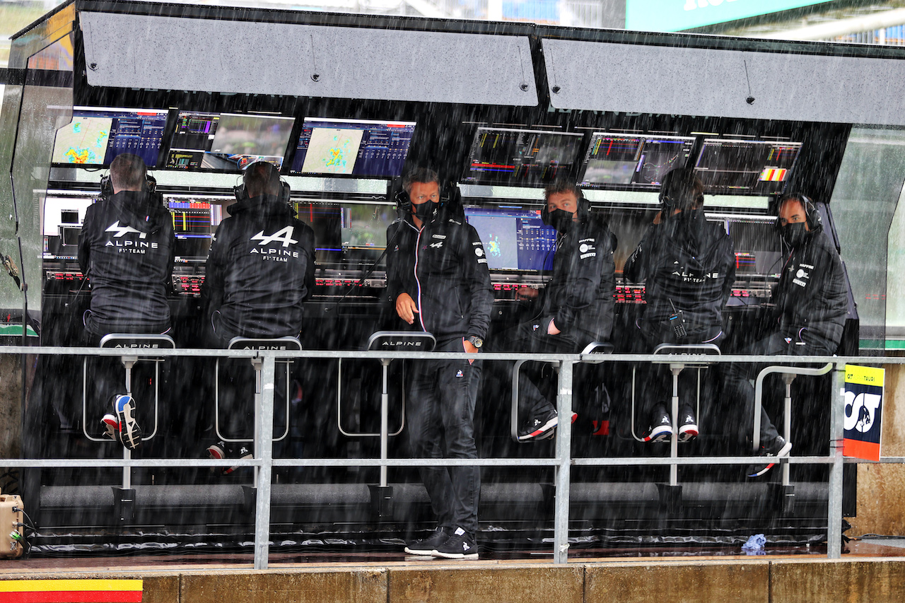 GP BELGIO, Alpine F1 Team pit gantry in the rain.
28.08.2021. Formula 1 World Championship, Rd 12, Belgian Grand Prix, Spa Francorchamps, Belgium, Qualifiche Day.
- www.xpbimages.com, EMail: requests@xpbimages.com © Copyright: Moy / XPB Images