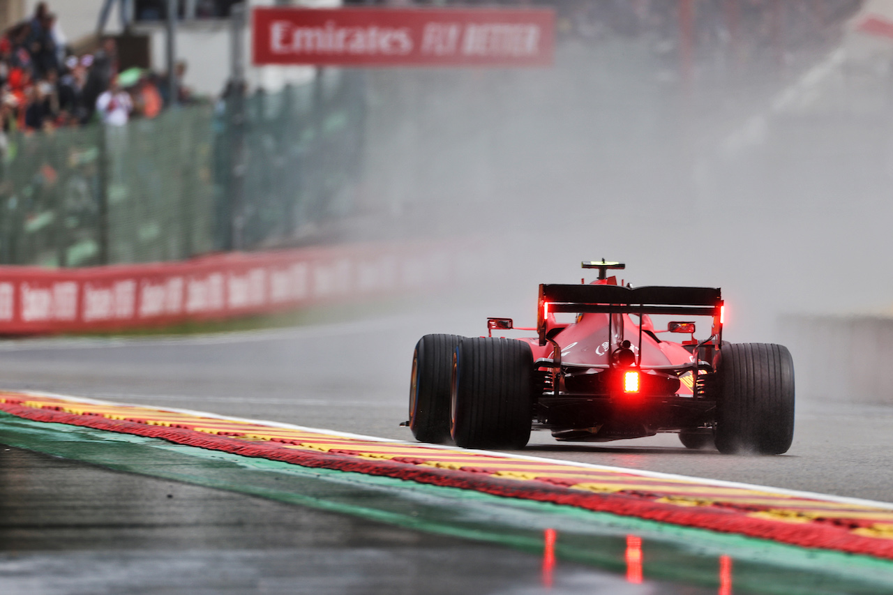 GP BELGIO, Carlos Sainz Jr (ESP) Ferrari SF-21.
28.08.2021. Formula 1 World Championship, Rd 12, Belgian Grand Prix, Spa Francorchamps, Belgium, Qualifiche Day.
- www.xpbimages.com, EMail: requests@xpbimages.com © Copyright: Charniaux / XPB Images