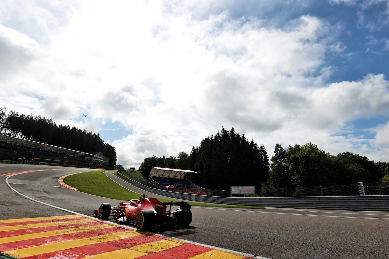 GP BELGIO, Carlos Sainz Jr (ESP) Ferrari SF-21.
27.08.2021. Formula 1 World Championship, Rd 12, Belgian Grand Prix, Spa Francorchamps, Belgium, Practice Day.
- www.xpbimages.com, EMail: requests@xpbimages.com © Copyright: Charniaux / XPB Images