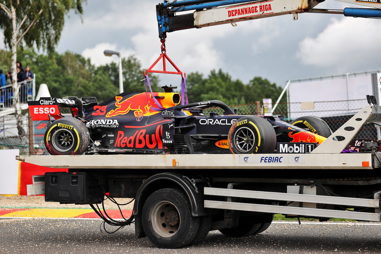 GP BELGIO, The Red Bull Racing RB16B of Max Verstappen (NLD) is recovered back to the pits on the back of a truck after he crashed in the second practice session.
27.08.2021. Formula 1 World Championship, Rd 12, Belgian Grand Prix, Spa Francorchamps, Belgium, Practice Day.
- www.xpbimages.com, EMail: requests@xpbimages.com © Copyright: Batchelor / XPB Images