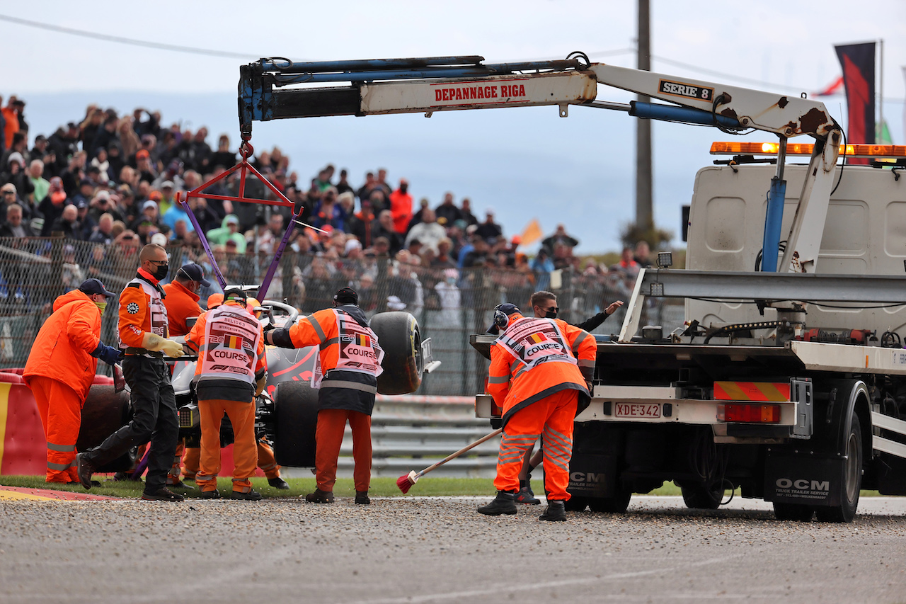 GP BELGIO, The Red Bull Racing RB16B of Max Verstappen (NLD) is recovered back to the pits on the back of a truck after he crashed in the second practice session.
27.08.2021. Formula 1 World Championship, Rd 12, Belgian Grand Prix, Spa Francorchamps, Belgium, Practice Day.
- www.xpbimages.com, EMail: requests@xpbimages.com © Copyright: Batchelor / XPB Images