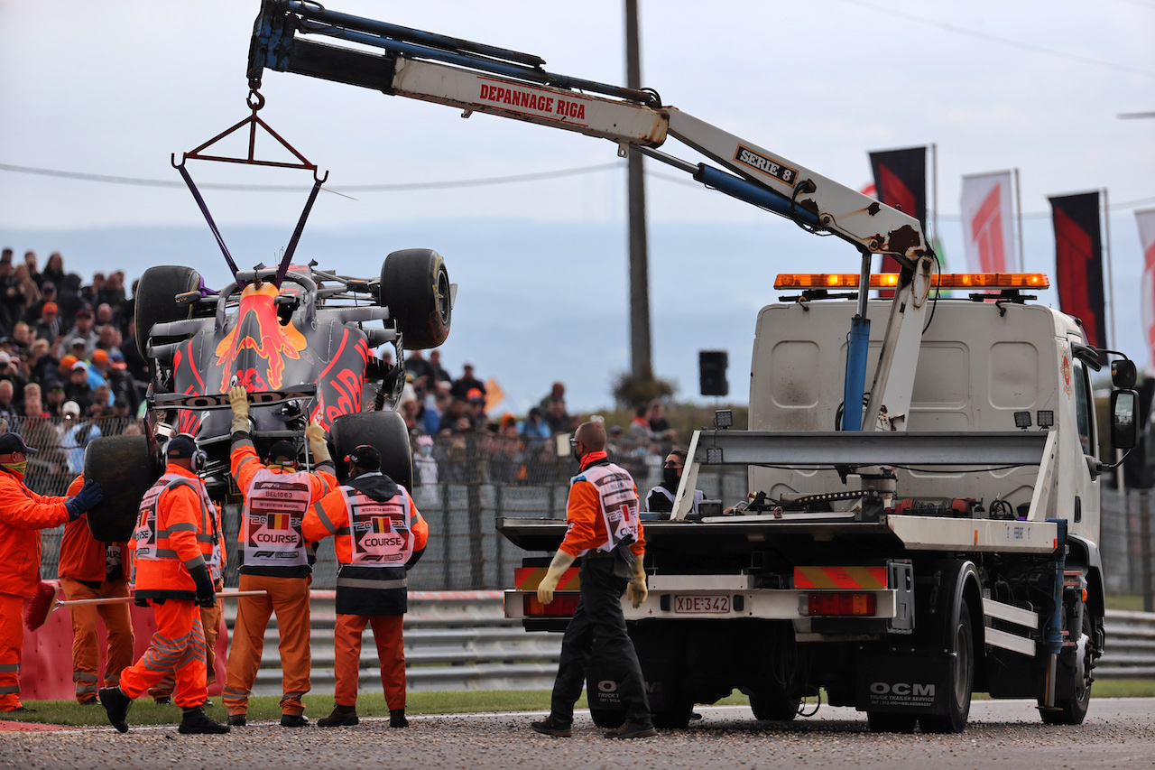 GP BELGIO, The Red Bull Racing RB16B of Max Verstappen (NLD) is recovered back to the pits on the back of a truck after he crashed in the second practice session.
27.08.2021. Formula 1 World Championship, Rd 12, Belgian Grand Prix, Spa Francorchamps, Belgium, Practice Day.
- www.xpbimages.com, EMail: requests@xpbimages.com © Copyright: Batchelor / XPB Images