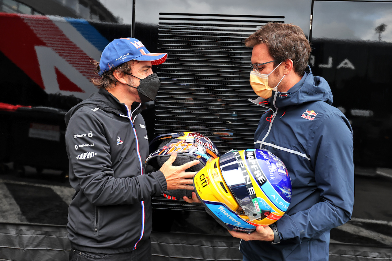 GP BELGIO, (L to R): Fernando Alonso (ESP) Alpine F1 Team swaps helmets with Thierry Neuville (BEL) WRC Rally Driver.
27.08.2021. Formula 1 World Championship, Rd 12, Belgian Grand Prix, Spa Francorchamps, Belgium, Practice Day.
- www.xpbimages.com, EMail: requests@xpbimages.com © Copyright: Moy / XPB Images