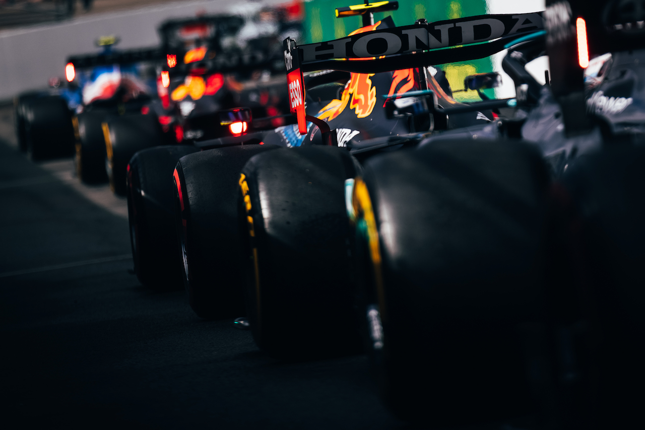 GP BELGIO, Sergio Perez (MEX) Red Bull Racing RB16B with other cars at the end of the pit lane.
27.08.2021. Formula 1 World Championship, Rd 12, Belgian Grand Prix, Spa Francorchamps, Belgium, Practice Day.
- www.xpbimages.com, EMail: requests@xpbimages.com © Copyright: Bearne / XPB Images