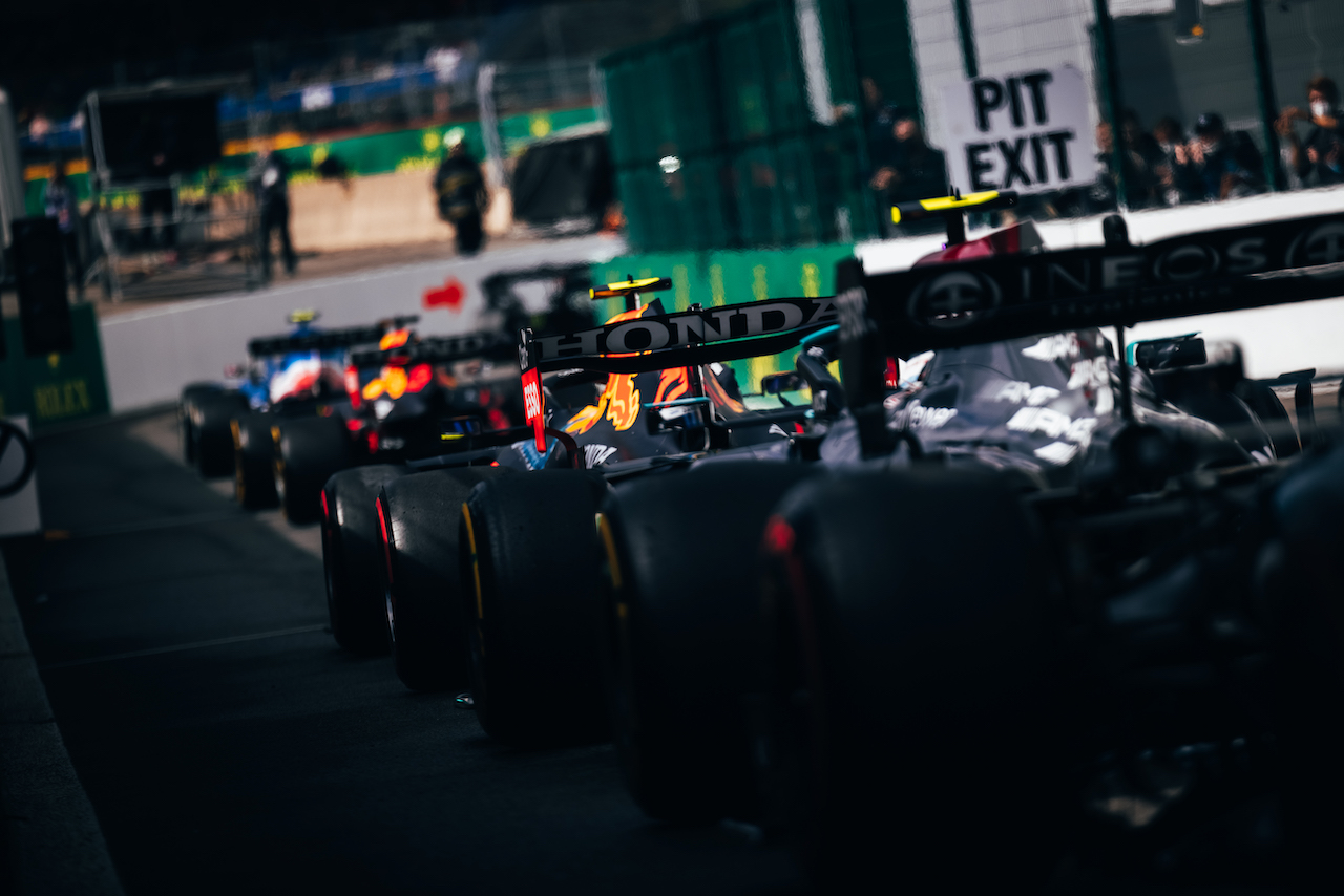 GP BELGIO, Sergio Perez (MEX) Red Bull Racing RB16B with other cars at the end of the pit lane.
27.08.2021. Formula 1 World Championship, Rd 12, Belgian Grand Prix, Spa Francorchamps, Belgium, Practice Day.
- www.xpbimages.com, EMail: requests@xpbimages.com © Copyright: Bearne / XPB Images