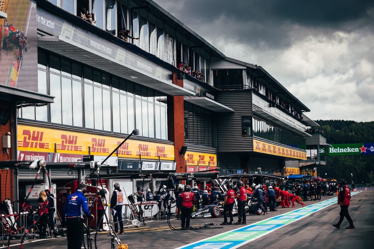 GP BELGIO, Yuki Tsunoda (JPN) AlphaTauri AT02 in the pits.
27.08.2021. Formula 1 World Championship, Rd 12, Belgian Grand Prix, Spa Francorchamps, Belgium, Practice Day.
- www.xpbimages.com, EMail: requests@xpbimages.com © Copyright: Bearne / XPB Images