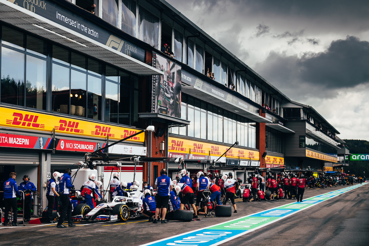 GP BELGIO, Mick Schumacher (GER) Haas VF-21 in the pits.
27.08.2021. Formula 1 World Championship, Rd 12, Belgian Grand Prix, Spa Francorchamps, Belgium, Practice Day.
- www.xpbimages.com, EMail: requests@xpbimages.com © Copyright: Bearne / XPB Images