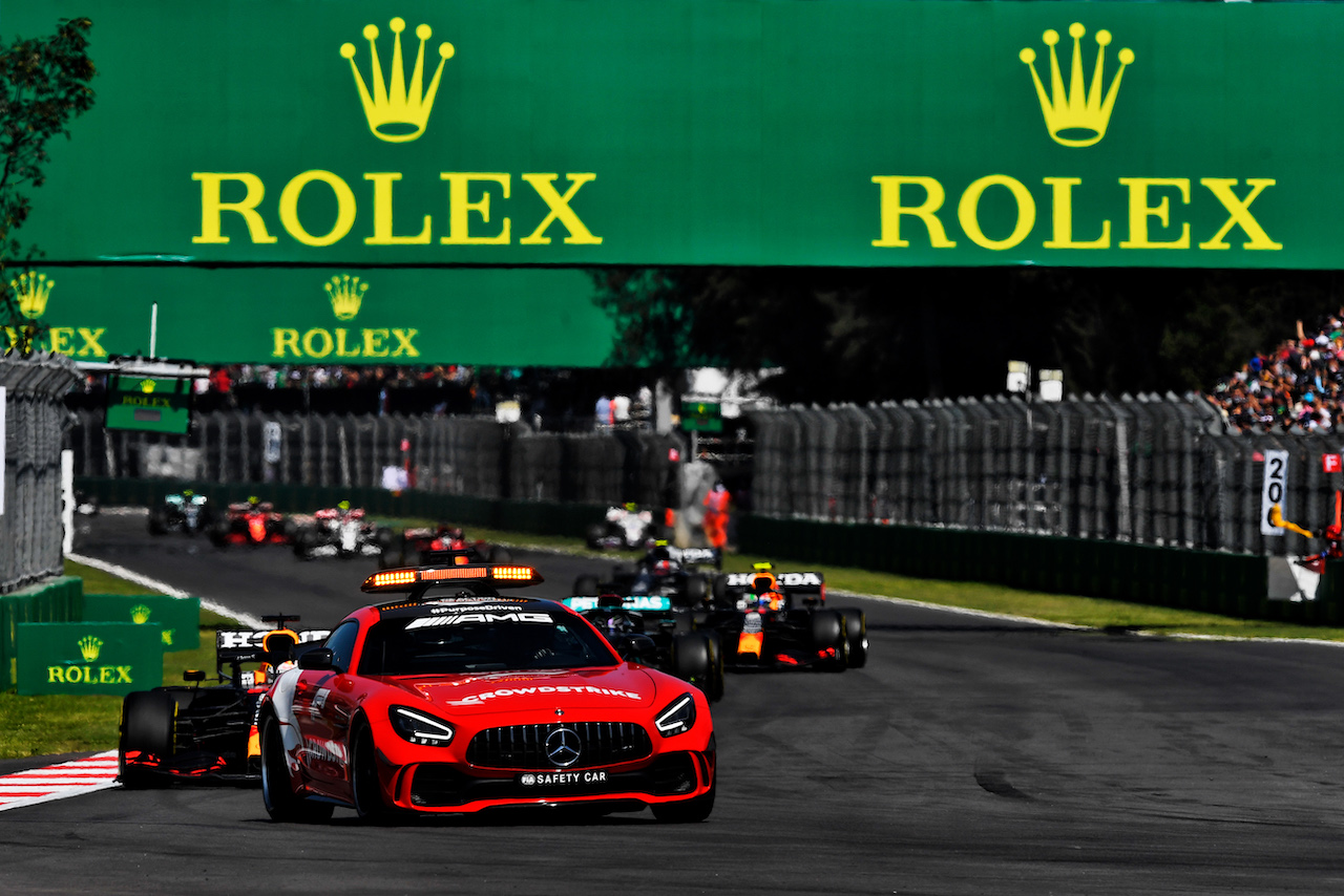 GP CITTA DEL MESSICO, Max Verstappen (NLD) Red Bull Racing RB16B davanti a behind the Aston Martin FIA Safety Car.
07.11.2021. Formula 1 World Championship, Rd 18, Mexican Grand Prix, Mexico City, Mexico, Gara Day.
- www.xpbimages.com, EMail: requests@xpbimages.com © Copyright: Carrezevoli / XPB Images