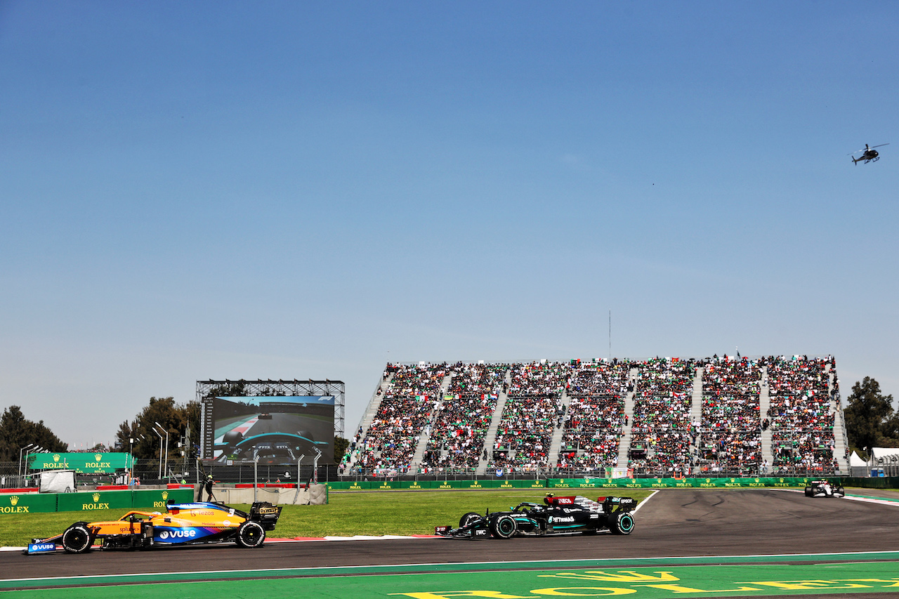 GP CITTA DEL MESSICO, Daniel Ricciardo (AUS) McLaren MCL35M davanti a Valtteri Bottas (FIN) Mercedes AMG F1 W12.
07.11.2021. Formula 1 World Championship, Rd 18, Mexican Grand Prix, Mexico City, Mexico, Gara Day.
- www.xpbimages.com, EMail: requests@xpbimages.com © Copyright: Batchelor / XPB Images