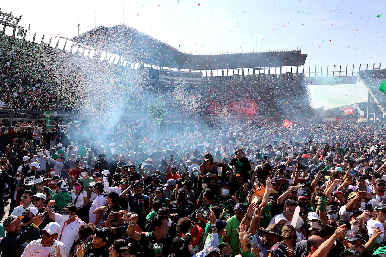 GP CITTA DEL MESSICO, Fans during the podium.
07.11.2021. Formula 1 World Championship, Rd 18, Mexican Grand Prix, Mexico City, Mexico, Gara Day.
- www.xpbimages.com, EMail: requests@xpbimages.com © Copyright: Batchelor / XPB Images