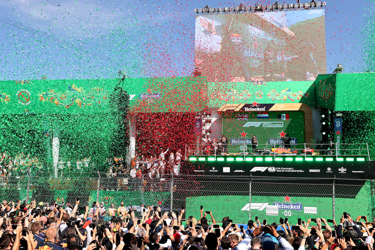 GP CITTA DEL MESSICO, 1st place Max Verstappen (NLD) Red Bull Racing RB16B, 2nd place Lewis Hamilton (GBR) Mercedes AMG F1 W12 e 3rd place Sergio Perez (MEX) Red Bull Racing.
07.11.2021. Formula 1 World Championship, Rd 18, Mexican Grand Prix, Mexico City, Mexico, Gara Day.
- www.xpbimages.com, EMail: requests@xpbimages.com © Copyright: Batchelor / XPB Images