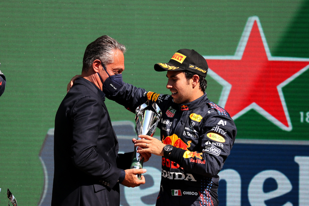 GP CITTA DEL MESSICO, Carlos Slim with Sergio Perez (MEX) Red Bull Racing RB16B.
07.11.2021. Formula 1 World Championship, Rd 18, Mexican Grand Prix, Mexico City, Mexico, Gara Day.
- www.xpbimages.com, EMail: requests@xpbimages.com © Copyright: Batchelor / XPB Images