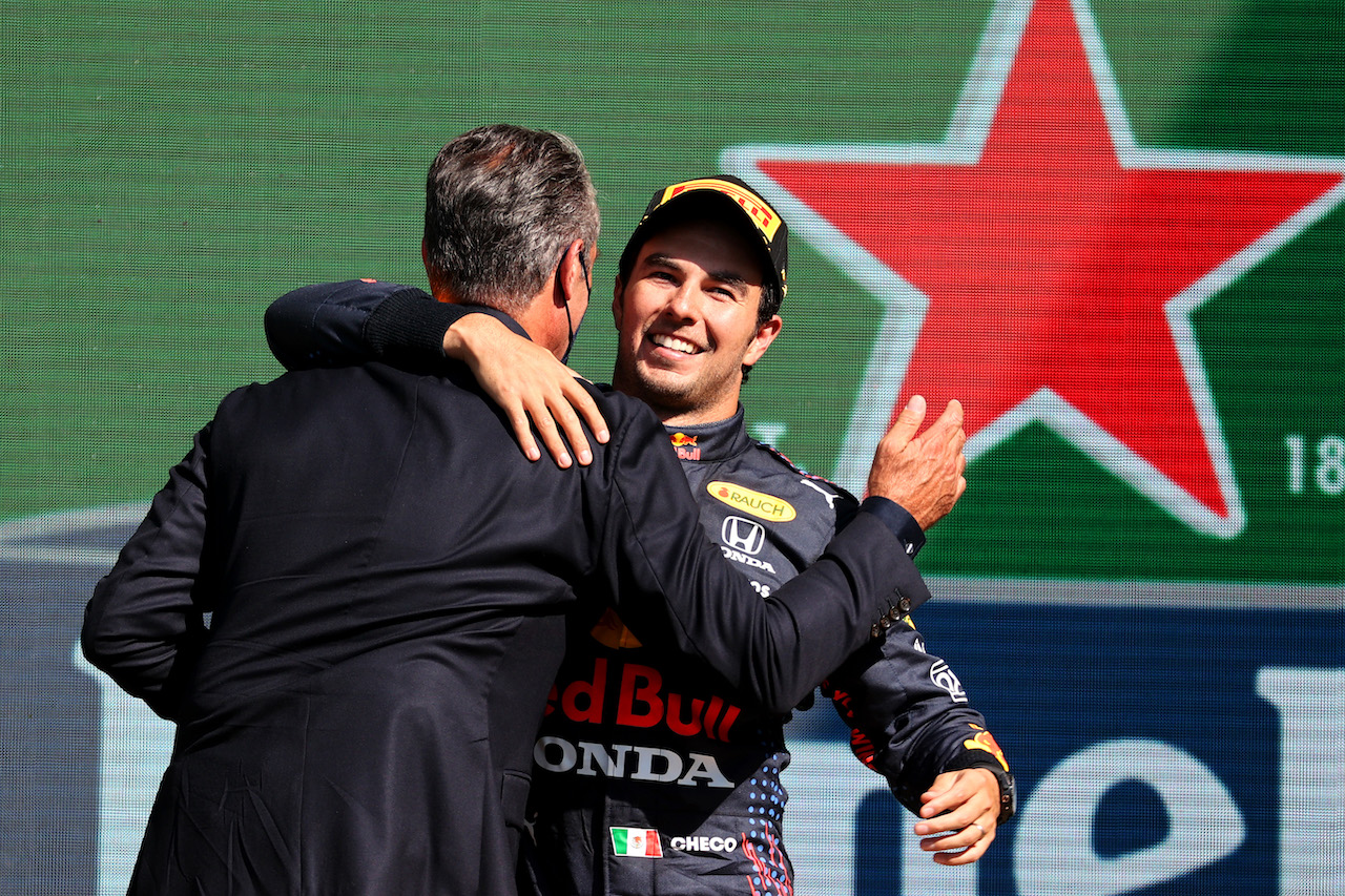 GP CITTA DEL MESSICO, Carlos Slim with Sergio Perez (MEX) Red Bull Racing RB16B.
07.11.2021. Formula 1 World Championship, Rd 18, Mexican Grand Prix, Mexico City, Mexico, Gara Day.
- www.xpbimages.com, EMail: requests@xpbimages.com © Copyright: Batchelor / XPB Images