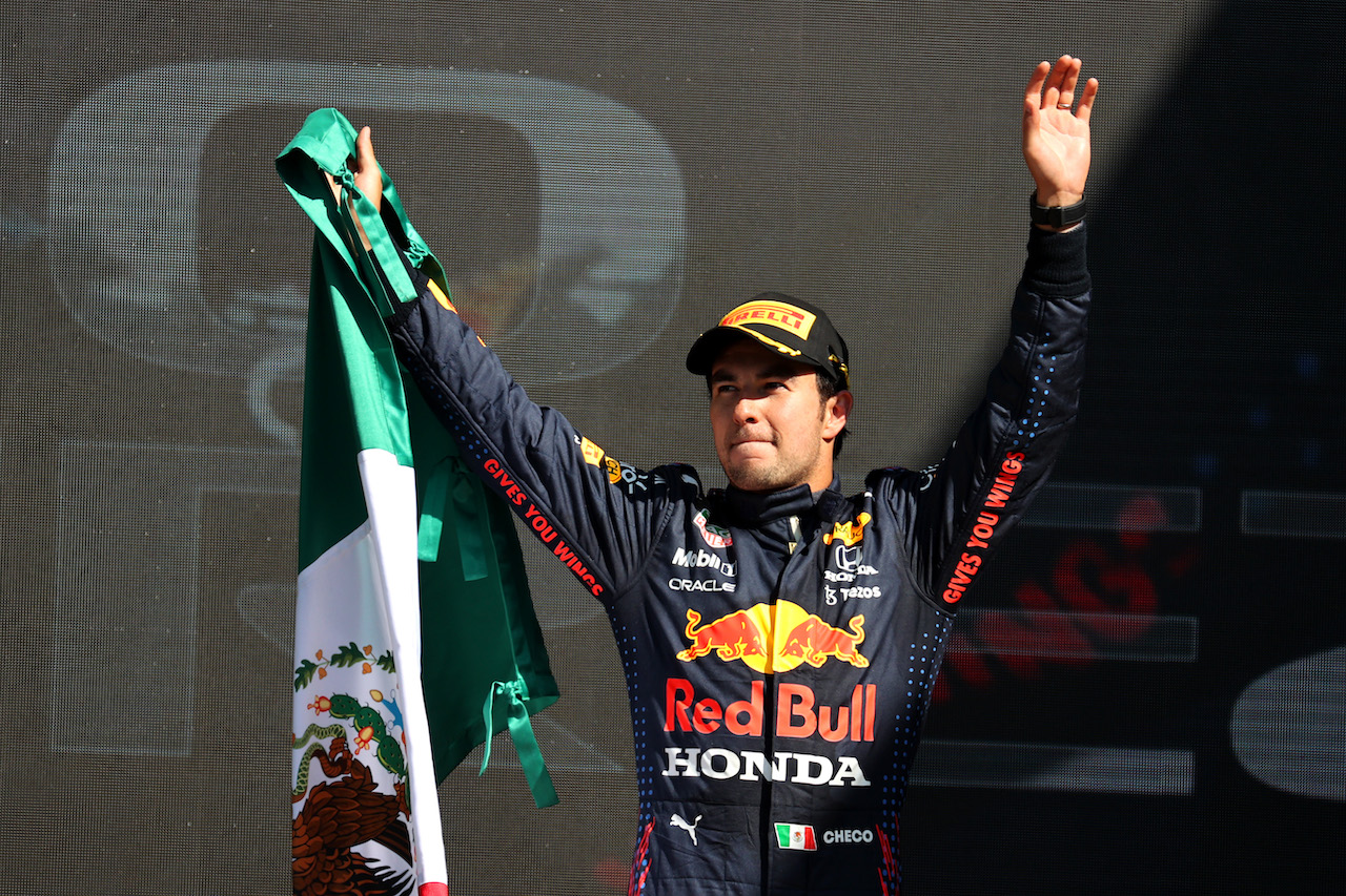 GP CITTA DEL MESSICO, 3rd place Sergio Perez (MEX) Red Bull Racing.
07.11.2021. Formula 1 World Championship, Rd 18, Mexican Grand Prix, Mexico City, Mexico, Gara Day.
- www.xpbimages.com, EMail: requests@xpbimages.com ¬© Copyright: Batchelor / XPB Images