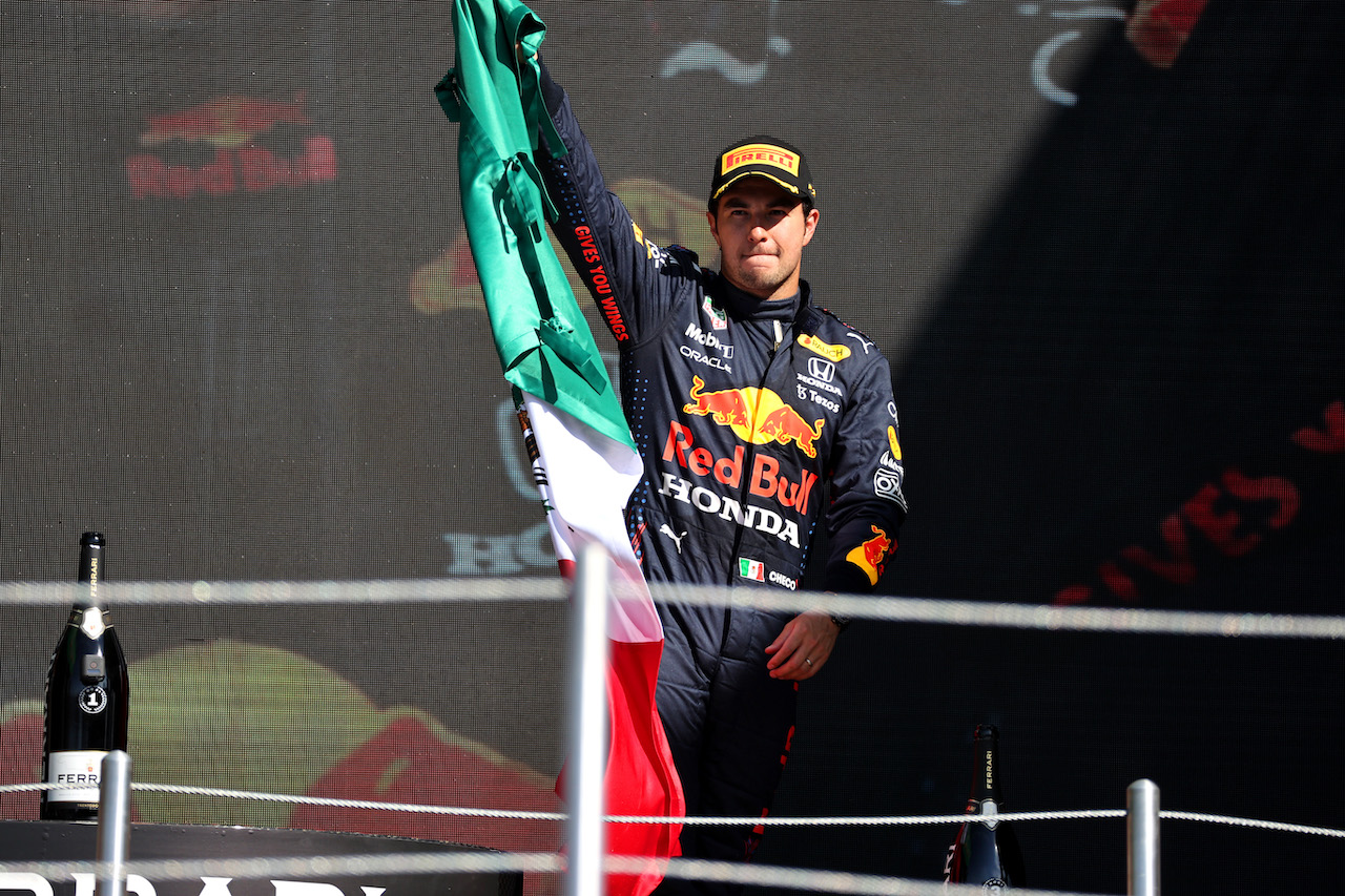 GP CITTA DEL MESSICO, 3rd place Sergio Perez (MEX) Red Bull Racing.
07.11.2021. Formula 1 World Championship, Rd 18, Mexican Grand Prix, Mexico City, Mexico, Gara Day.
- www.xpbimages.com, EMail: requests@xpbimages.com ¬© Copyright: Batchelor / XPB Images