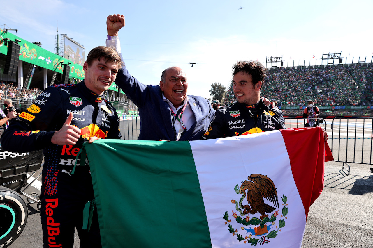 GP CITTA DEL MESSICO, Max Verstappen (NLD) Red Bull Racing RB16B with Antonio Perez (MEX) e Sergio Perez (MEX) Red Bull Racing RB16B.
07.11.2021. Formula 1 World Championship, Rd 18, Mexican Grand Prix, Mexico City, Mexico, Gara Day.
- www.xpbimages.com, EMail: requests@xpbimages.com ¬© Copyright: Batchelor / XPB Images