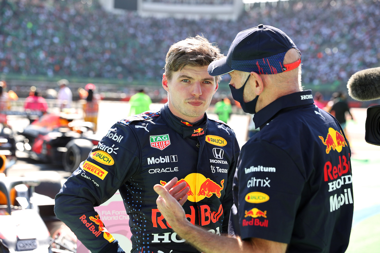 GP CITTA DEL MESSICO, Max Verstappen (NLD) Red Bull Racing RB16B e 
Adrian Newey (GBR) Red Bull Racing Chief Technical Officer.
07.11.2021. Formula 1 World Championship, Rd 18, Mexican Grand Prix, Mexico City, Mexico, Gara Day.
- www.xpbimages.com, EMail: requests@xpbimages.com ¬© Copyright: Batchelor / XPB Images