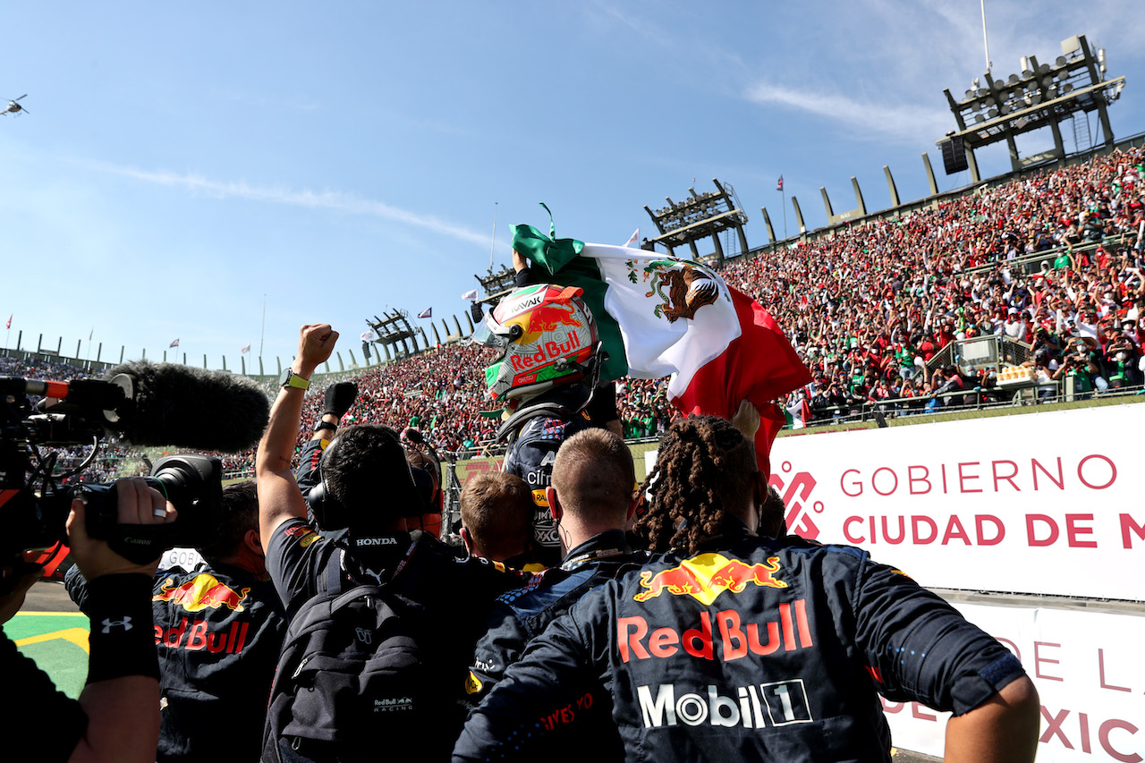 GP CITTA DEL MESSICO, Sergio Perez (MEX) Red Bull Racing RB16B.
07.11.2021. Formula 1 World Championship, Rd 18, Mexican Grand Prix, Mexico City, Mexico, Gara Day.
- www.xpbimages.com, EMail: requests@xpbimages.com ¬© Copyright: Batchelor / XPB Images