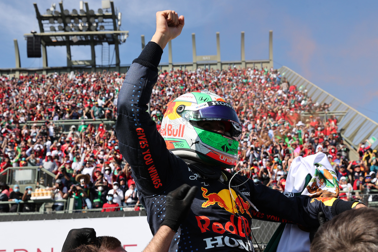 GP CITTA DEL MESSICO, Sergio Perez (MEX) Red Bull Racing RB16B.
07.11.2021. Formula 1 World Championship, Rd 18, Mexican Grand Prix, Mexico City, Mexico, Gara Day.
- www.xpbimages.com, EMail: requests@xpbimages.com © Copyright: Batchelor / XPB Images