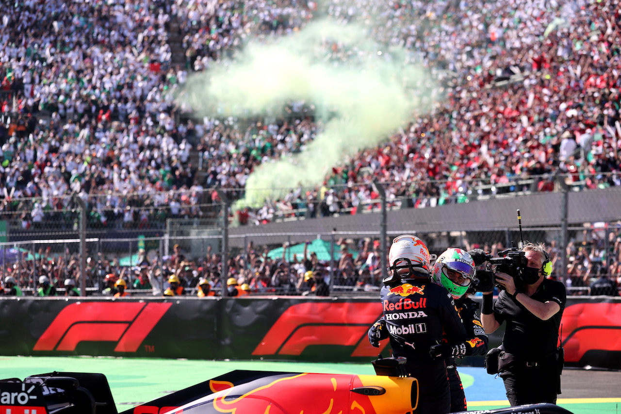 GP CITTA DEL MESSICO, 1st place Max Verstappen (NLD) Red Bull Racing RB16B e Sergio Perez (MEX) Red Bull Racing RB16B.
07.11.2021. Formula 1 World Championship, Rd 18, Mexican Grand Prix, Mexico City, Mexico, Gara Day.
- www.xpbimages.com, EMail: requests@xpbimages.com © Copyright: Batchelor / XPB Images