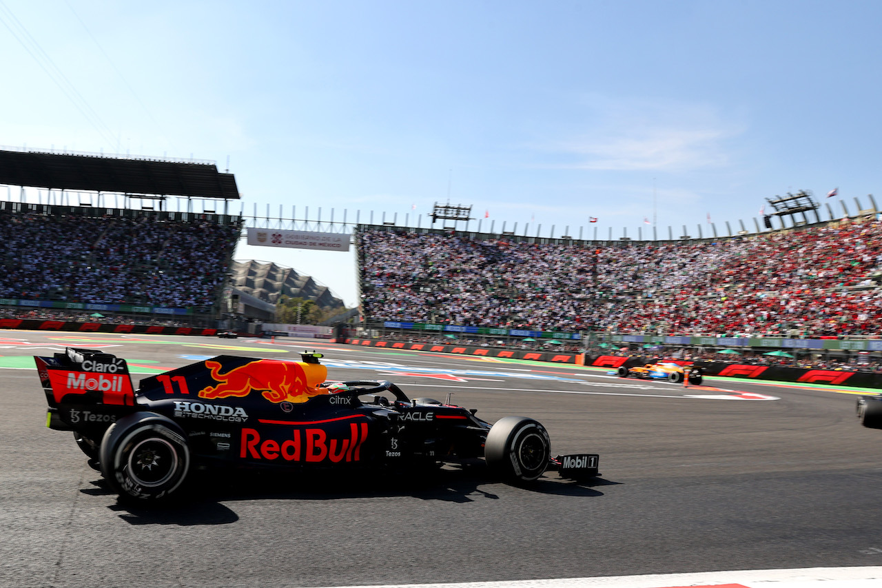 GP CITTA DEL MESSICO, Sergio Perez (MEX) Red Bull Racing RB16B.
07.11.2021. Formula 1 World Championship, Rd 18, Mexican Grand Prix, Mexico City, Mexico, Gara Day.
- www.xpbimages.com, EMail: requests@xpbimages.com ¬© Copyright: Batchelor / XPB Images