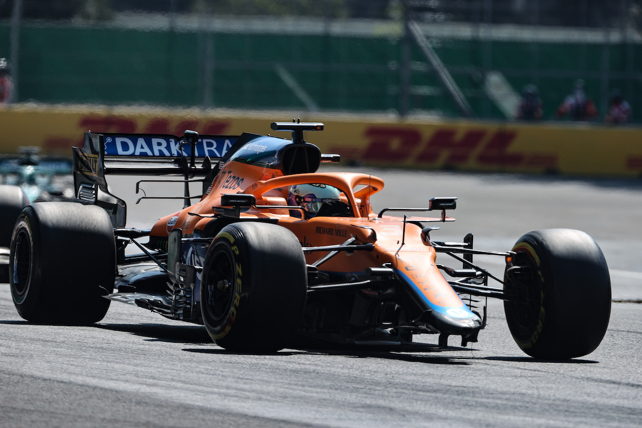 GP CITTA DEL MESSICO, Daniel Ricciardo (AUS) McLaren MCL35M with a broken front wing at the partenza of the race.
07.11.2021. Formula 1 World Championship, Rd 18, Mexican Grand Prix, Mexico City, Mexico, Gara Day.
- www.xpbimages.com, EMail: requests@xpbimages.com © Copyright: Charniaux / XPB Images