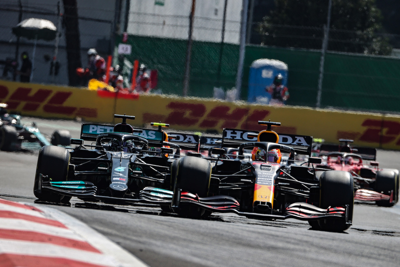 GP CITTA DEL MESSICO, Max Verstappen (NLD) Red Bull Racing RB16B davanti a Lewis Hamilton (GBR) Mercedes AMG F1 W12.
07.11.2021. Formula 1 World Championship, Rd 18, Mexican Grand Prix, Mexico City, Mexico, Gara Day.
- www.xpbimages.com, EMail: requests@xpbimages.com © Copyright: Charniaux / XPB Images